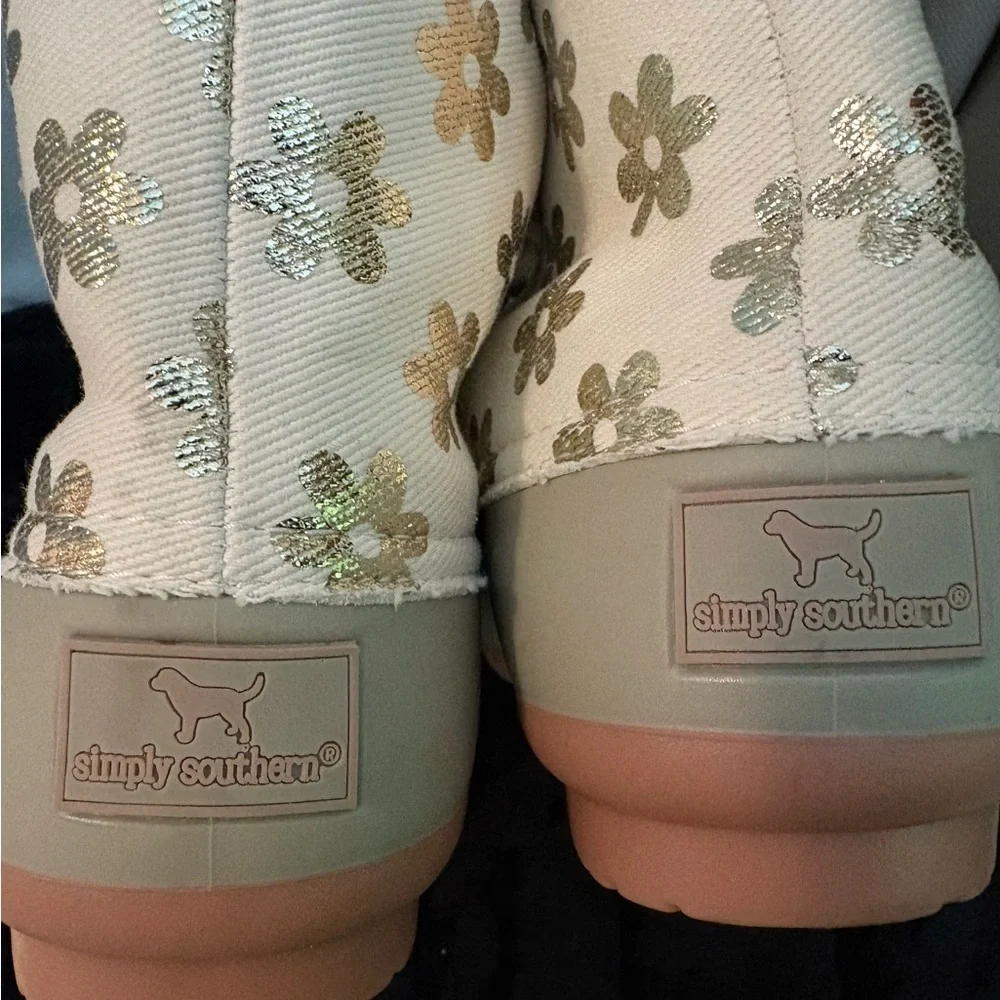 Simply Southern Metallic Floral Duck Boots in Cream and Gold Size 8